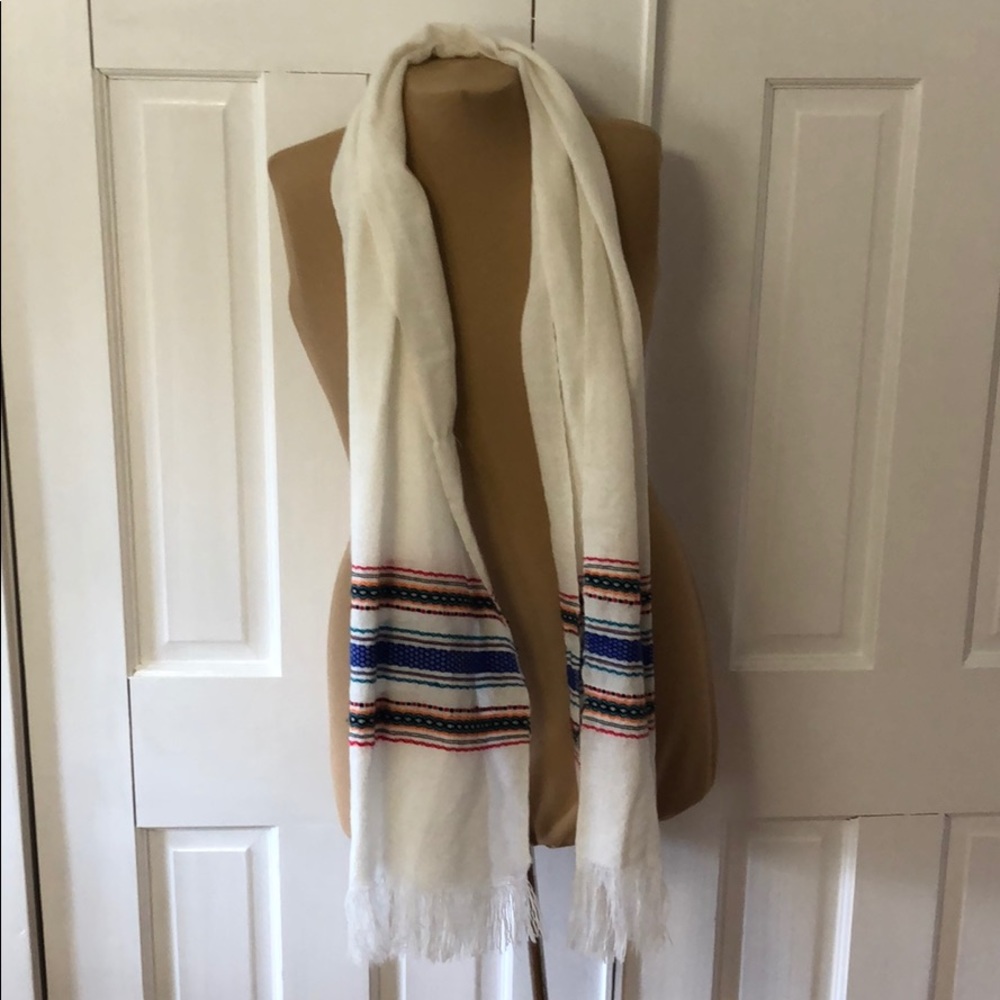 Interesting White Wool Patterned Scarf.